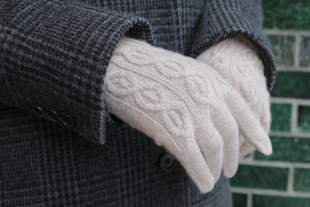 カシミヤ製ケーブルニットのレディース手袋