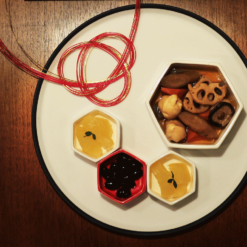 美濃焼の六角形の食器でおせち料理