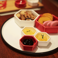 美濃焼の六角形の食器でおせち料理