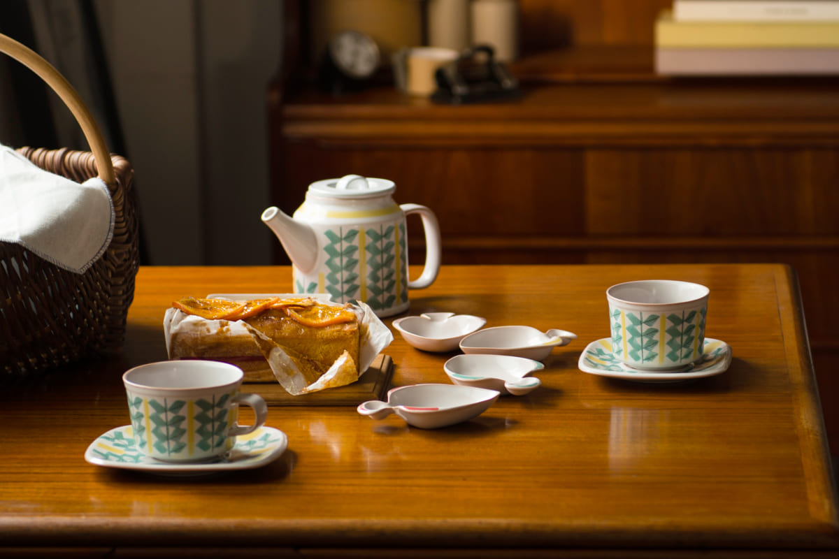 テーブルスタイリングされた美濃焼のティーセット